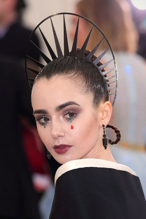 Porn aishwaryaraii:Lily Collins joins the dark photos