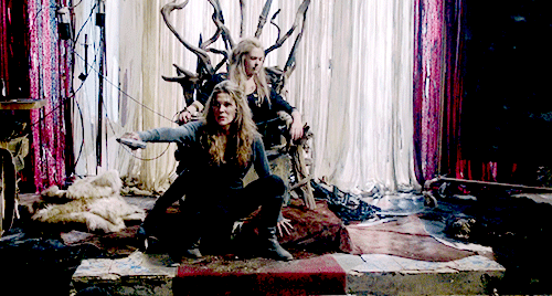 clumsycapitolunicorn:The Griffin family protecting each other (/^▽^)/