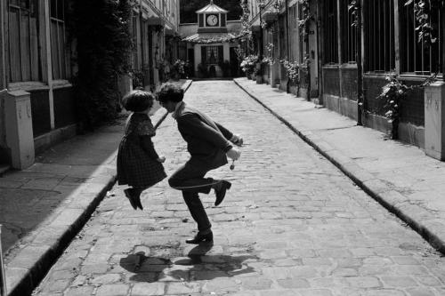 2000-lightyearsfromhome:Martine FranckParis. Rue de Reuilly. French Photographer and cineast Sarah M