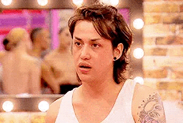bussykween: When you’re out with your friends, but Grindr says he’s 1 mile away 