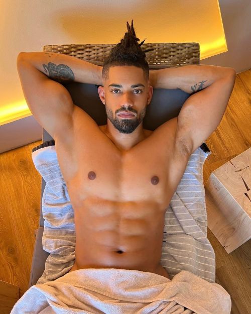 shyhungariangayguy:  Follow my blog for more shirtless guys: https://shyhungariangayguy.tumblr.comFollow my NSFW blog: https://shyhungariangayguynsfw.tumblr.com