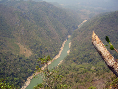 Río Usumacinta flowing through the Usumacinta Canyon (Tenosique, Mexico).