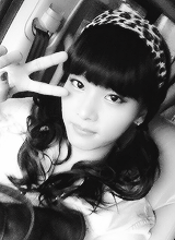 daegyo:  9 Hakyeon x V sign selcas 