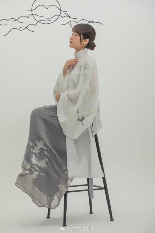 cfensi:Actress Xu Jiao modeling the 2018 summer collection of modern hanfu by 织羽集