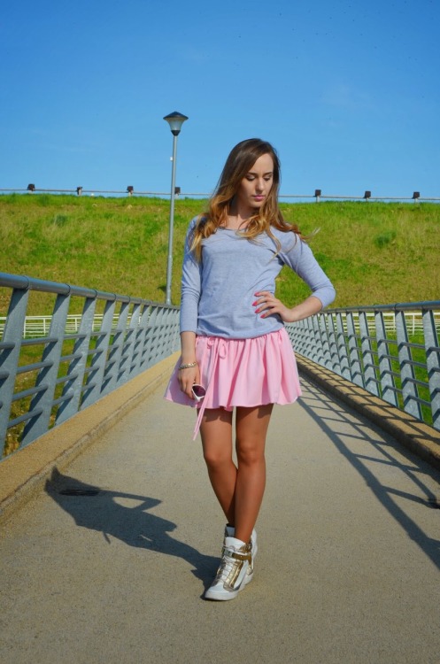 http://balaczka.blogspot.com/2014/05/grey-pink-dress.html