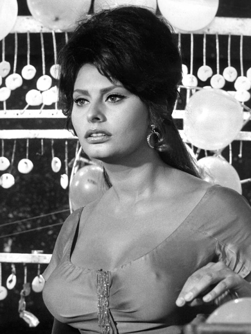 Sophia Loren / production still from Vittorio De Sica’s La riffa [English: The Raffle], an episode o