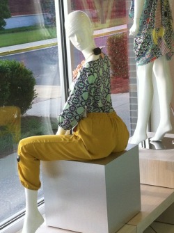 bikinipowerbottom:  quickweaves:  Shawty bussin wide open in public #lookbackatit  she know she bad