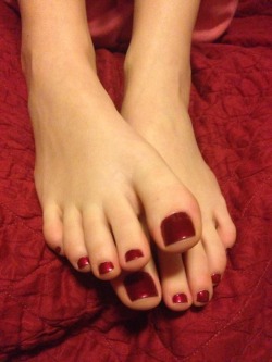 karathefootgoddess:  red toes by request<3