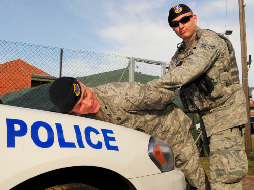 policecorps:  militarymencollection:  Military Men via http://mmmilitary.tumblr.com   MPs messing around. I like.