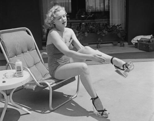 Porn twixnmix:  Marilyn Monroe poolside at The photos