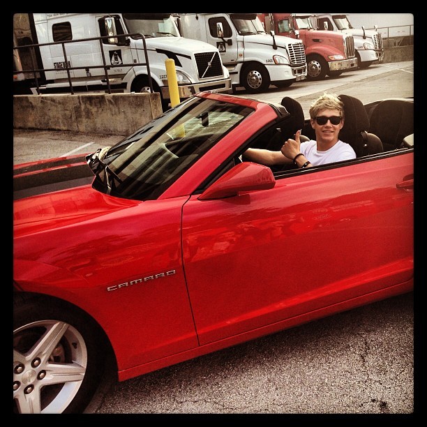 saynahin:  @niallhoran getting in to the camaro too!!! :) good times 