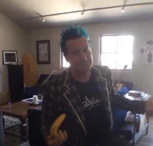 GREEN DAY LIVE ON FACEBOOK Celebrating Bang Bang, GD went live on Facebook for a couple of minutes s