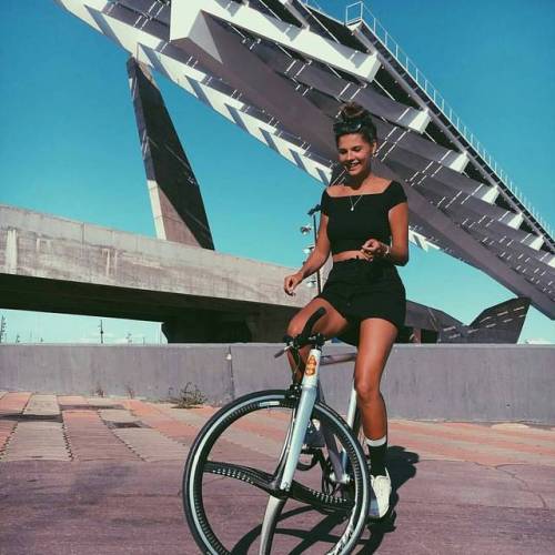 javi-ballestero:@josephine_joseph #sexigirl #girlbike #girlsgonefixie #ridegirl #trackstand #ridelik