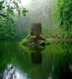 nordicsublime:  Castelo pequeno em Jardins da Pena, Sintra - Portugal Mini Castle, Pena’s Pond,  -   via pinterest 