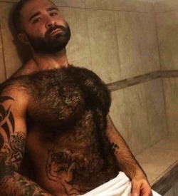 lookbcbg: huscularfur:  The hottest, hairiest bear around! I want to devour that hairy ass and every other inch of that furry body! Woof!!  Hummmmm 