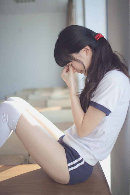 navy-he:  椅子代わり (via yuriaP)  ストレッチ 2 (via yuriaP)  ブルマ姿の可愛い女の子に恋してしまいそうだ。