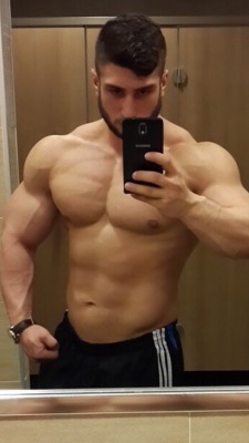 bighugeguys:  He sees his reflection and can’t help but flex and take a shot.