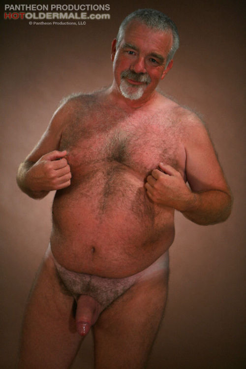 einheri:  hdwaxman:  Odio los anillos de los pezones, pero mira el tamaño de ese pito   More hot daddies on http://einheri.tumblr.com