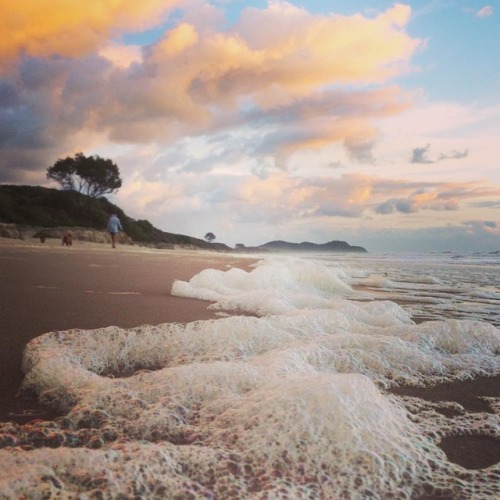 Good morning Byron Bay&hellip; @ali_byron2481 ・・・ Frothy morning along the beach ❤️☀️#sunrise #b