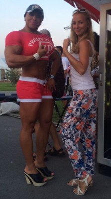 fbbfan1:  Not just bigger, she’s the most highly-developed woman…a muscle goddess standing next to a little girl.