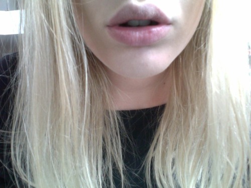 pur-puraa: pale-as-fuck: ☺i follow back pretty pale blogs☺ paleness here ••