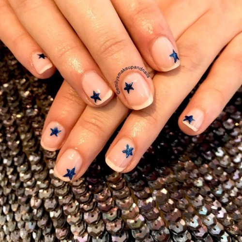 Some more stars on @peexo for @thebodyshop December champagne ⭐️ . . . . #nails #nailart #nailartis