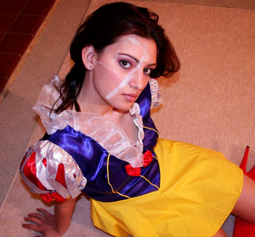 via womenwhowearcumarebeautiful teen-cum:  Snow White showing off her hard earned reward.