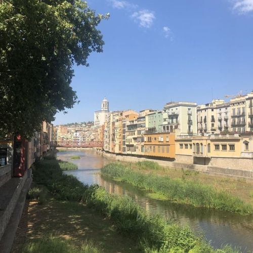 Vista de la ciudad vieja desde el río, Girona, España https://www.instagram.com/p/B1UTmbeBQND/?igshi