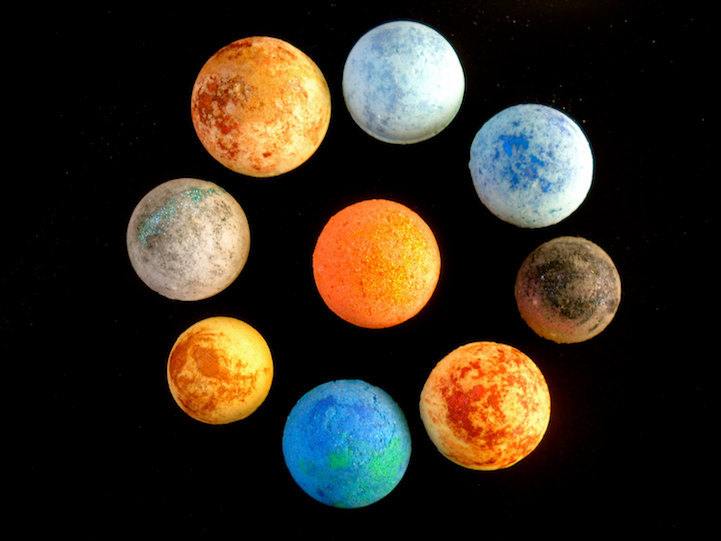 dharuadhmacha:  sixpenceee:  Galaxy-Inspired Bath Bombs These galaxy-inspired creations