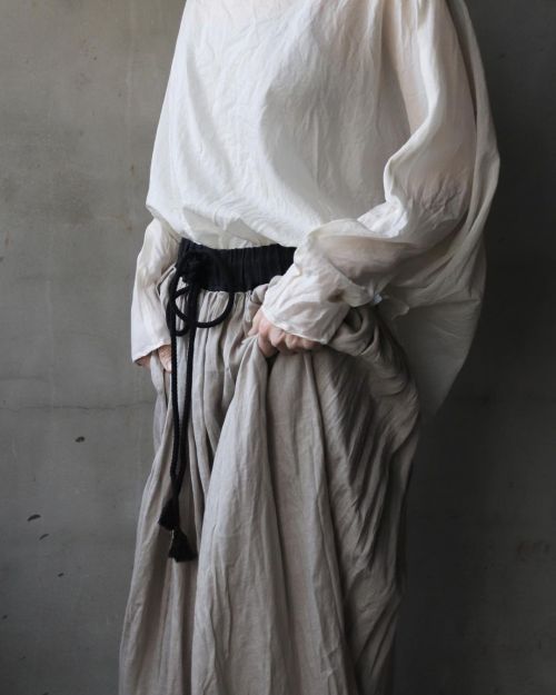 styling_cavane Over skirt ca-21026 + Tunic long sleeve ca-21024肌触りがよくふっくらとした素材感でとても着心地の良い素材となります。ゆ