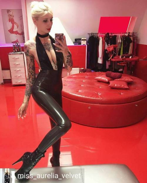 Credit to @miss_aurelia_velvet : Dieses Bett &hellip; #latex #pleaser #berlin LL[]