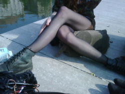 go-fuck-a-unicorn:  talk-to-stranger-s:  ♡pale/grunge blog that follows back♡  can I just have her legs :(