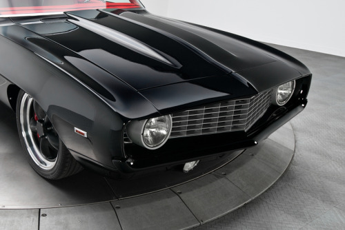 dablackpeterpan:  itsbrucemclaren:  speedxtreme:  1969 Camaro SS Custom  by RK Motors Charlotte     Darth Vader!   CLEAN!!!!Wish I had a place like this to do automotive photos!