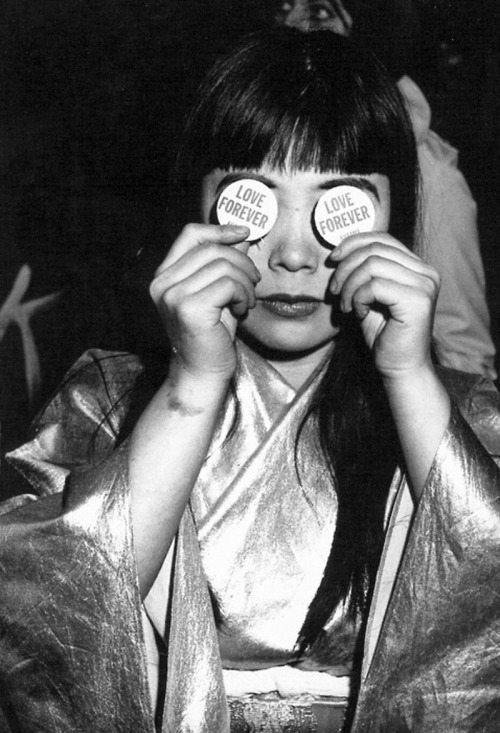 YAYOI KUSAMA with “LOVE FOREVER” buttons, which she distributed at the opening of Kusama’s PEEP SHOW