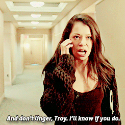 cosimas-eyeliner:thecloneclub:Sarah impersonating Rachel (x)BUT THE WAY SHE INTENTIONALLY MOVES HER 