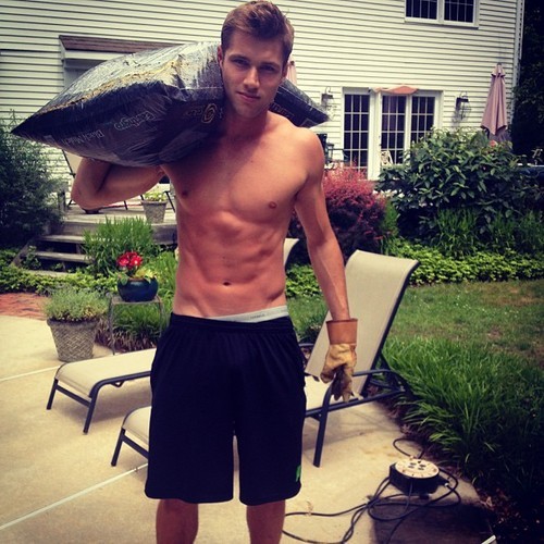 heliogabalusene:  I could do with some help in our garden , wonder if he is available.