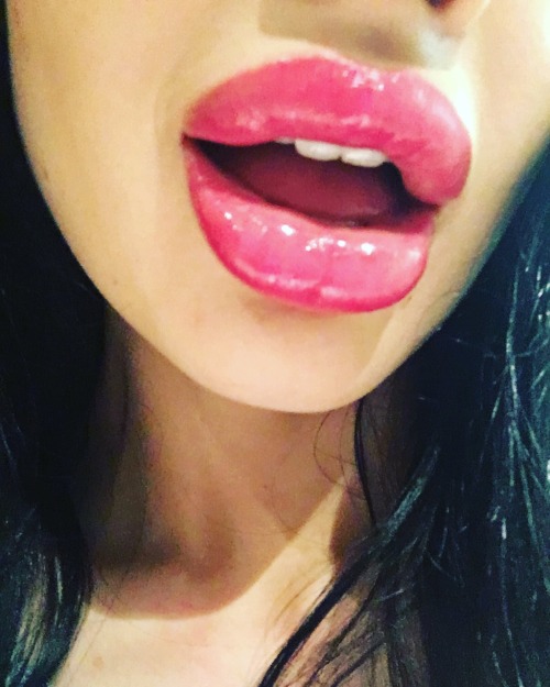 therealalettaoceanxxx: Lips for the lovers and middle finger for the haters