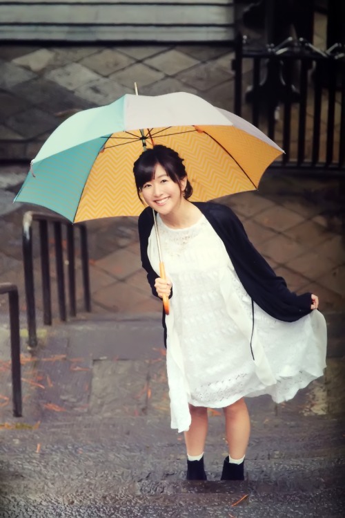 【画像】雨の中傘を持つ茅野愛衣