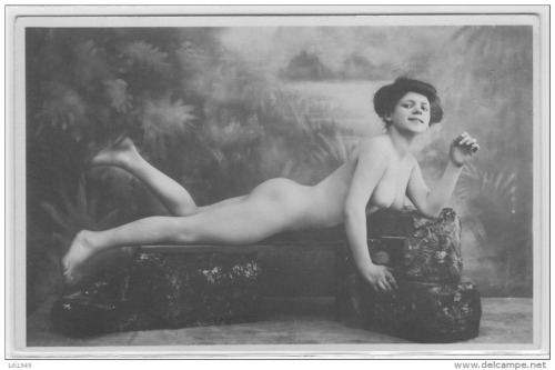 greatgdean:  Vintage nude source delcampe.net 