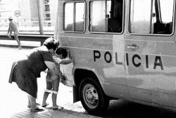 ranciavida:  Niño orinando furgoneta policial