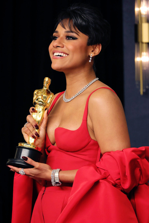 dinah-lance: Ariana DeBose poses with her Oscar for Best Supporting Actress for ‘West Side Sto