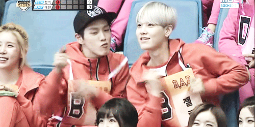  himlo's way of cheering for daehyun;   