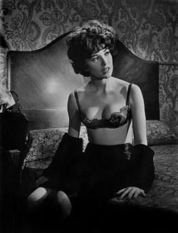 ghastlydelights:Shirley MacLaine in Irma la Douce, 1962.