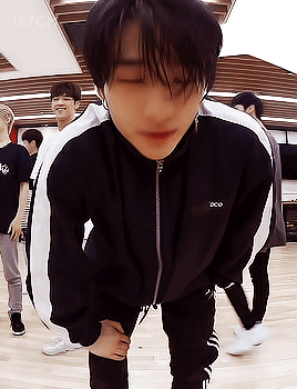 167crn: Sweaty Hyunjin has been messing with us throughout this episode asjndasd-