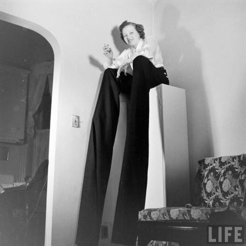 Stiltwalker takes a break(Nina Leen. 1940?)