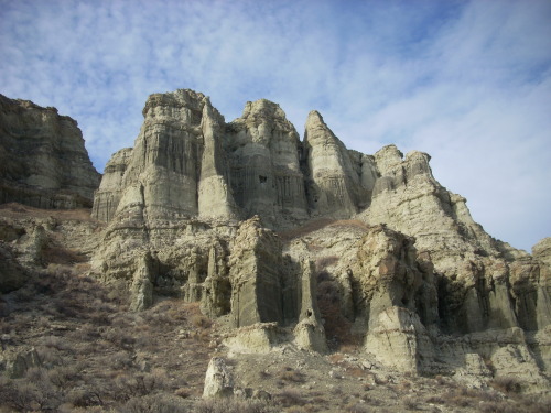 windbamboo:The “Pillars of Rome” is a dramatically eroded five mile long broken formation of clay bl