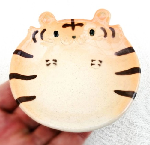 sammys-magical-au: sosuperawesome: Tiger Mug and Plate // Siros on Etsy @onetigeraday :) 