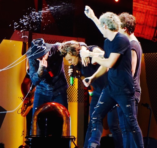 mediaville:  Louis executes his plan.1D OTRA TourFoxborough, September 12, 2015.