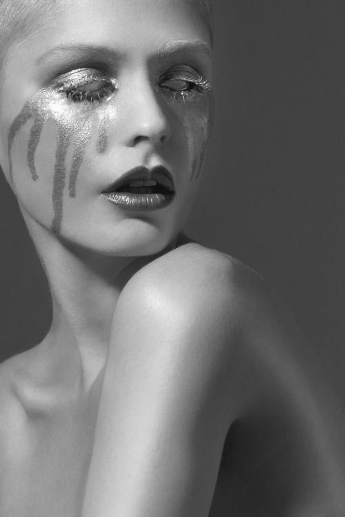 black-white-madness:  Echo Nittolitto By Oriana Layendecker 