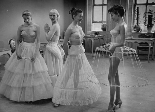 vintagemarlene:  lingerie models, 1952 (www.aslipofagirl.net)